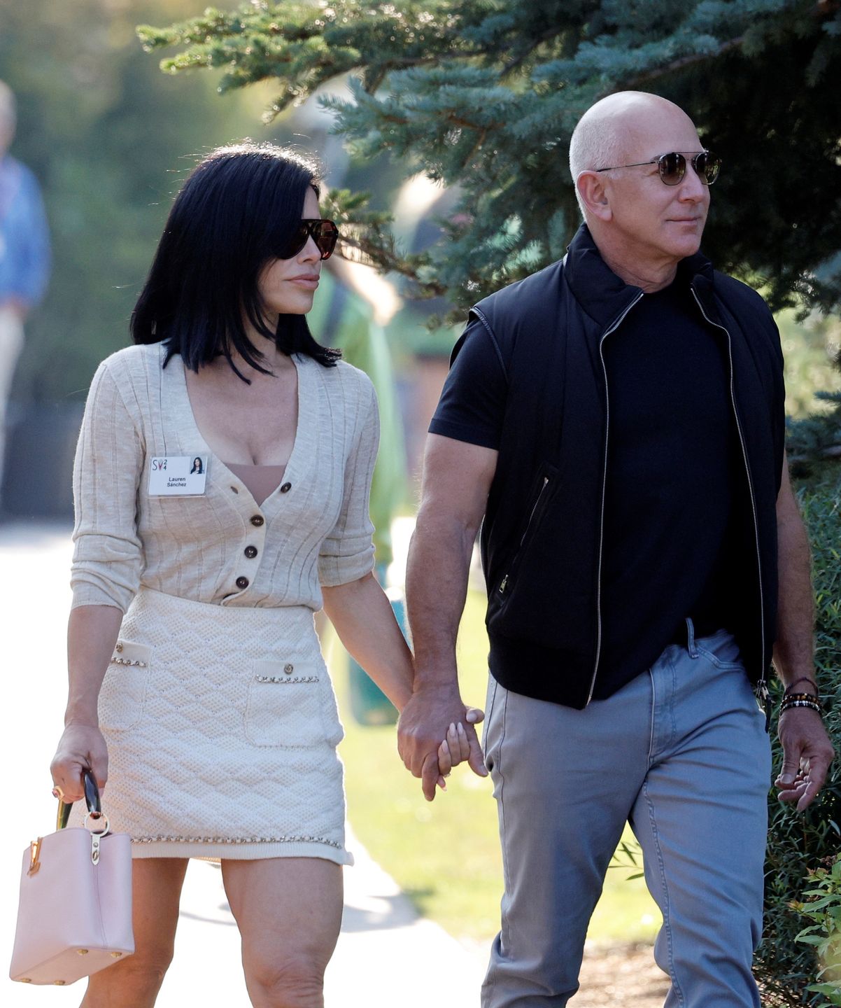 Jeff Bezos i odpicowana Lauren Sanchez przybywają na "letni obóz miliarderów"