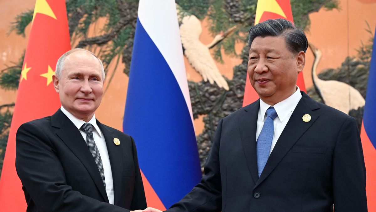 Russian President Vladimir Putin (L) and Chinese President Xi Jinping shake hands before their meeting as part of the 3rd Belt and Road Forum for International Cooperation, at the Great Hall of the People in Beijing, China, 18 October 2023. EPA/SERGEY GUNEEV /SPUTNIK/KREMLIN POOL MANDATORY CREDIT Dostawca: PAP/EPA.