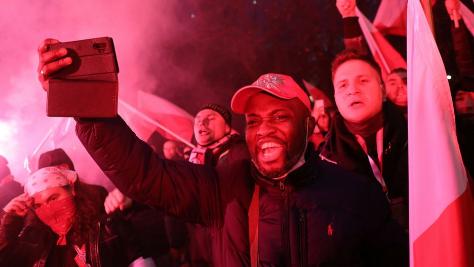 11 listopada 2020 - czarny uczestnik Marszu Niepodległości