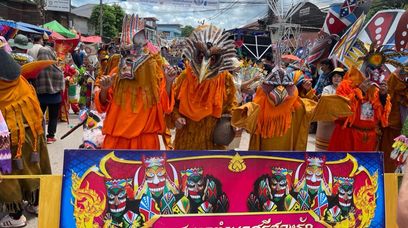 Phi Ta Khon - Festiwal Duchów z Tajlandii, który zapewnia deszcz i spokój
