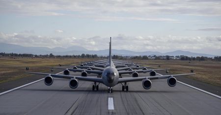 Niezwykły "marsz słoni". Jednoczesny start 20 powietrznych tankowców KC-135 Stratotanker