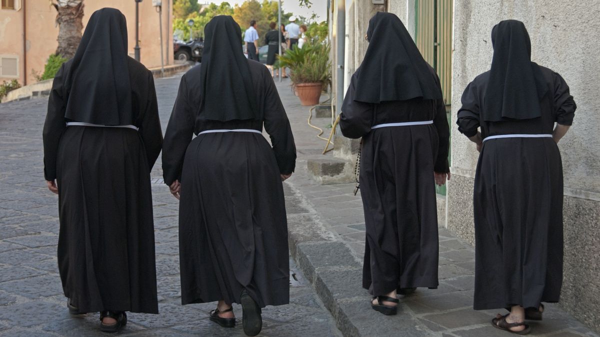 Nuns walking to church, in Lipari, SicilyA group of nuns walking to church, on the island of Lipari, Aeolian Islands, Sicily, ItalyDallas Stribleynuns, religion