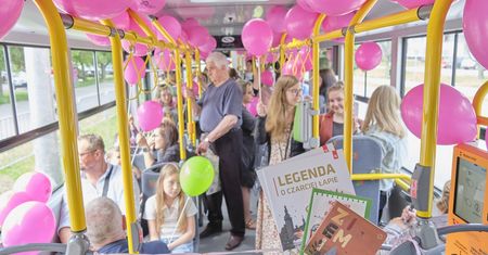 Muzyczny trolejbus woził pasażerów. W środku balony, pasażerowie mogli liczyć na drobne upominki