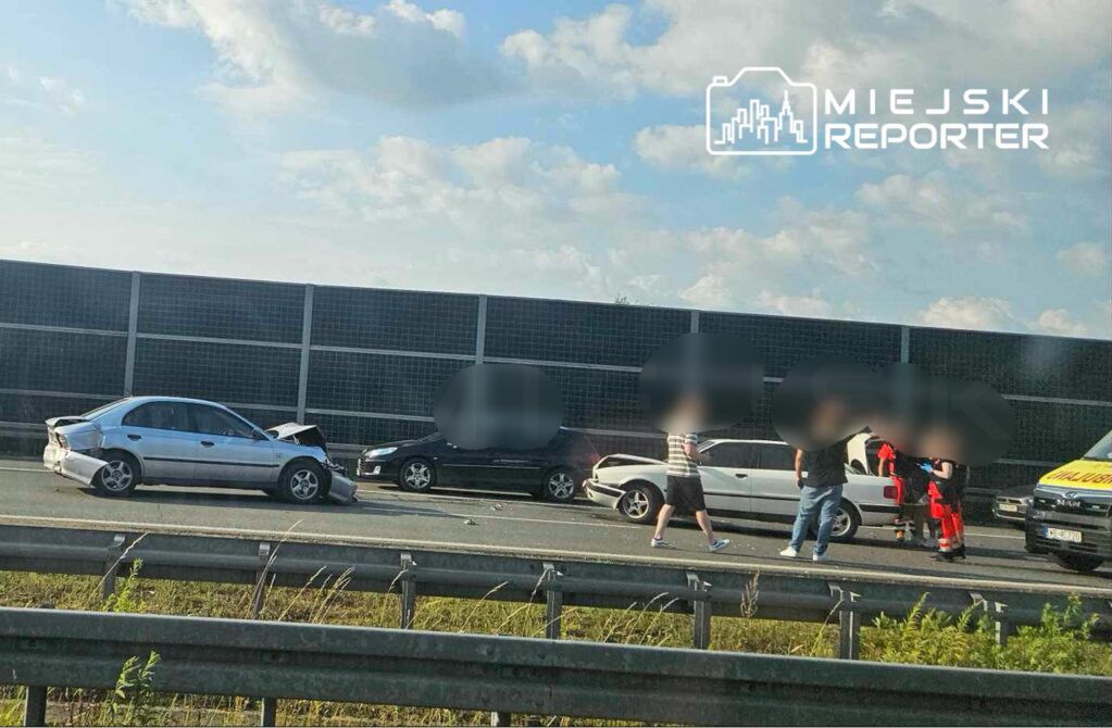 Groźnie na autostradzie A2. Zderzenie dwóch aut