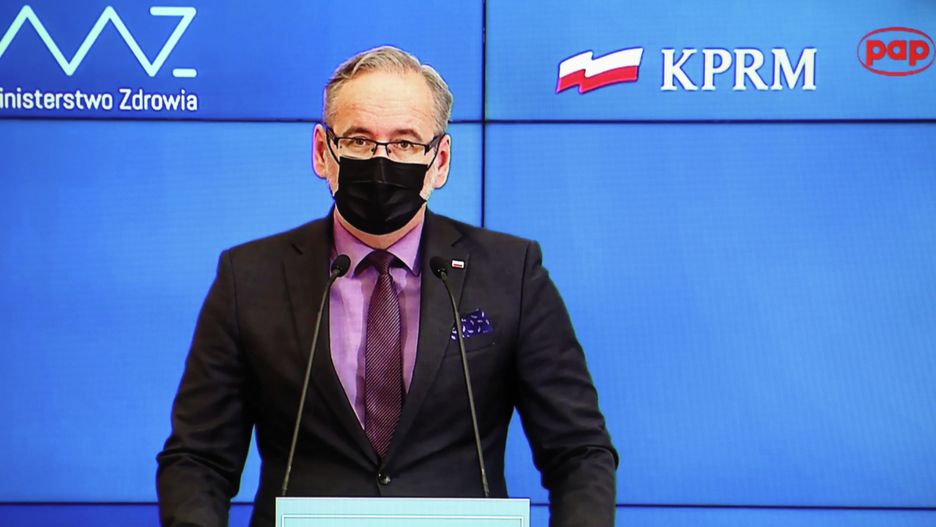 Warszawa, 07.04.2021. Koronawirus w Polsce. Minister zdrowia Adam Niedzielski podczas konferencji prasowej, transmitowanej z siedziby KPRM i oglądanej w jednym z mieszkań w Warszawie, 7 bm. (jm) PAP/Leszek Szymański