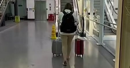 Tak ubrała się w podróż. "Wszyscy myślą, że jest naga"