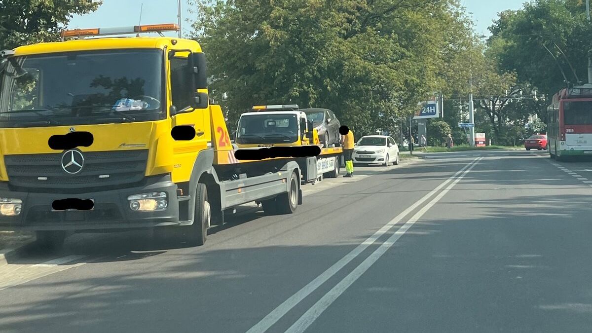 Kolejne auta zaparkowane w zatoce przystankowej przy ul. Gębali odjechały na lawetach