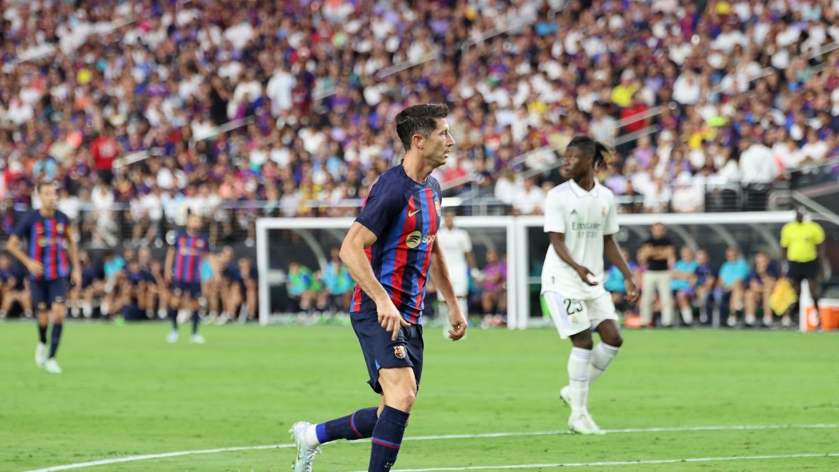 Las Vegas, USA, 23.07.2022. Piłkarz FC Barcelona Robert Lewandowski (C) podczas towarzyskiego meczu z Realem Madryt w Las Vegas, 23 bm. (gj) PAP/Marcin Cholewiński