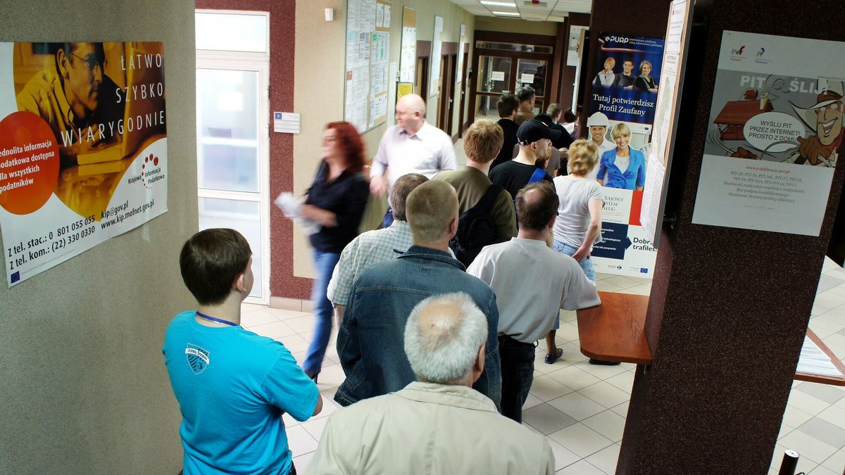 Ostatnie dni na rozliczenie z fiskusem27.04.2012 Tychy Urzad Skarbowy Skladanie zeznan rocznych PIT  Fot. Tomasz Jodlowski/REPORTERJodlowski/REPORTER