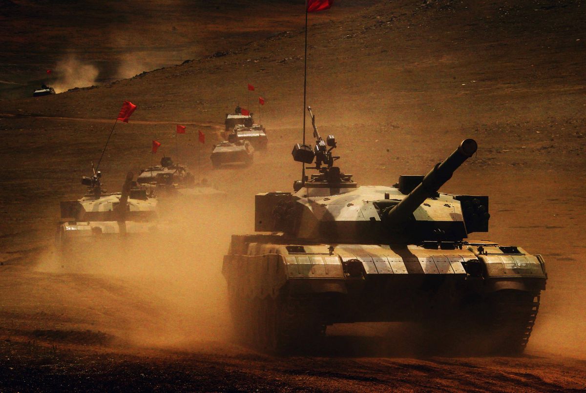 Czołgi biorące udział we wspólnych ćwiczeniach sił powietrznych i lądowych na płaskowyżu zachodnich Chin