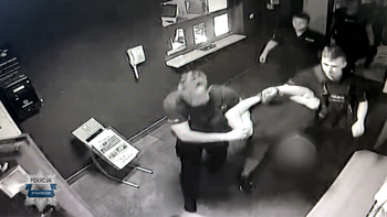 Żyrardów: Zdemolował samochód przed komendą. Został zatrzymany po pościgu WIDEO
