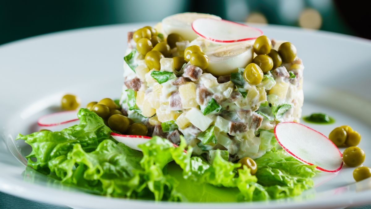 Sałatka jarzynowa z kaparami nabiera wytwornego charakteru