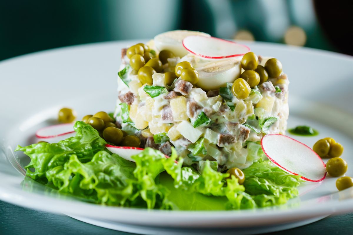 Sałatka jarzynowa z efektem wow. Jeden składnik robi ogromną różnicę