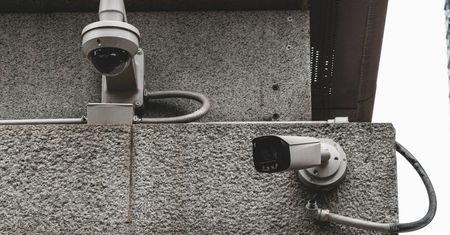 Mężczyzna ukarany za monitoring sąsiadów. Wiadomo, ile musi zapłacić