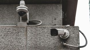 Mężczyzna ukarany za monitoring sąsiadów. Wiadomo, ile musi zapłacić