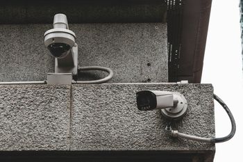 Mężczyzna ukarany za monitoring sąsiadów. Wiadomo, ile musi zapłacić