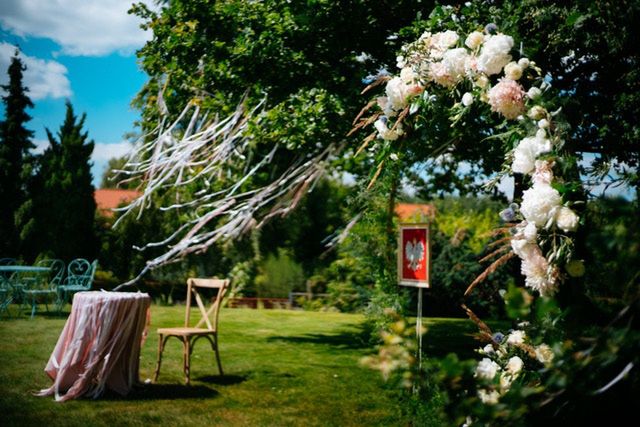 Dekoracje ślubu plenerowego w prywatnym ogrodzie Pary Młodej - kwiaciarnia Pokusa fot. Marcin Chruściel