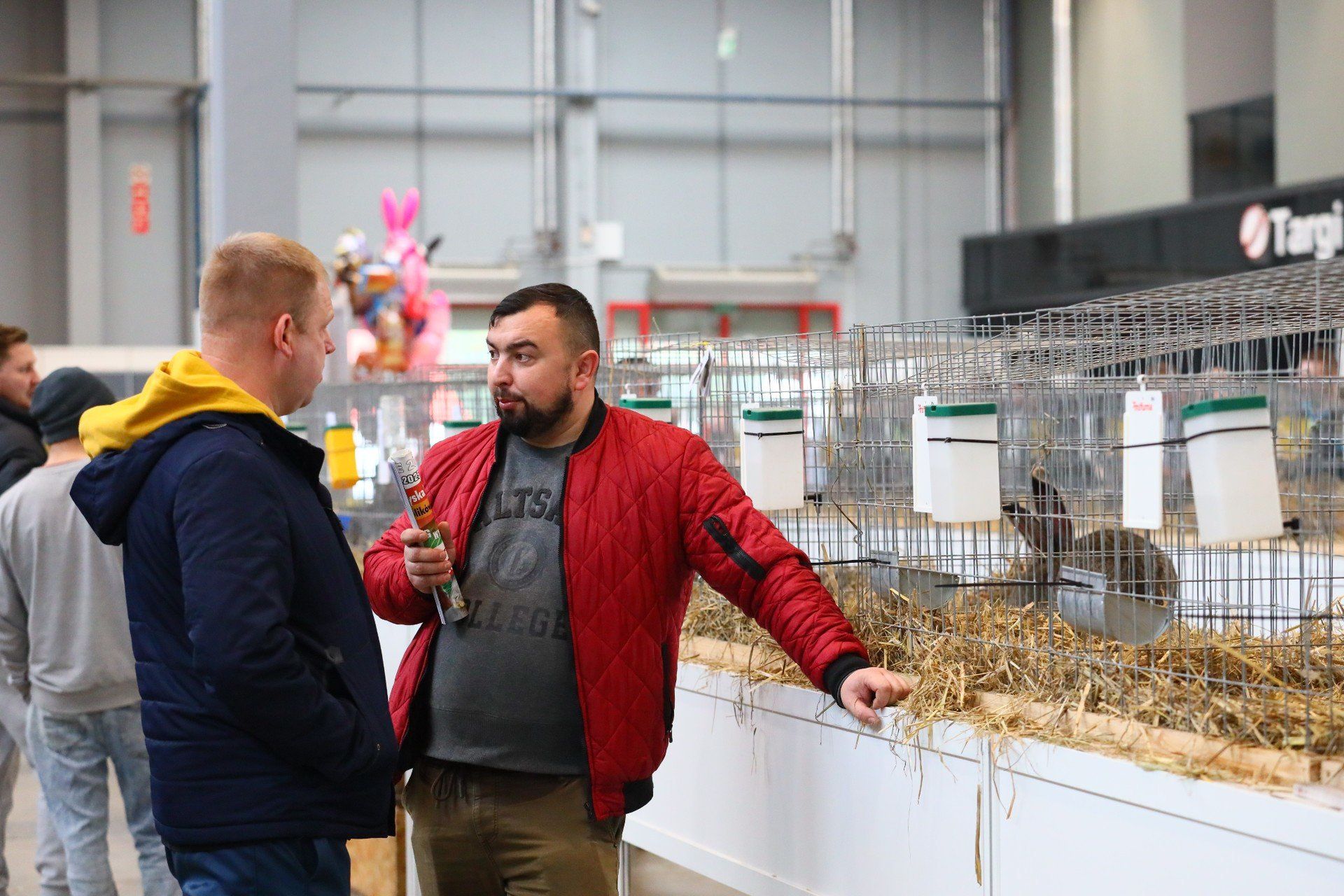 Spacerom między boksami towarzyszyły rozmowy o rasach i sposobach pielęgnacji tych zwierzaków