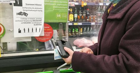 Nie ma cwaniaka nad Polaka. Kasjerzy mówią, jak kombinujemy na zakupach