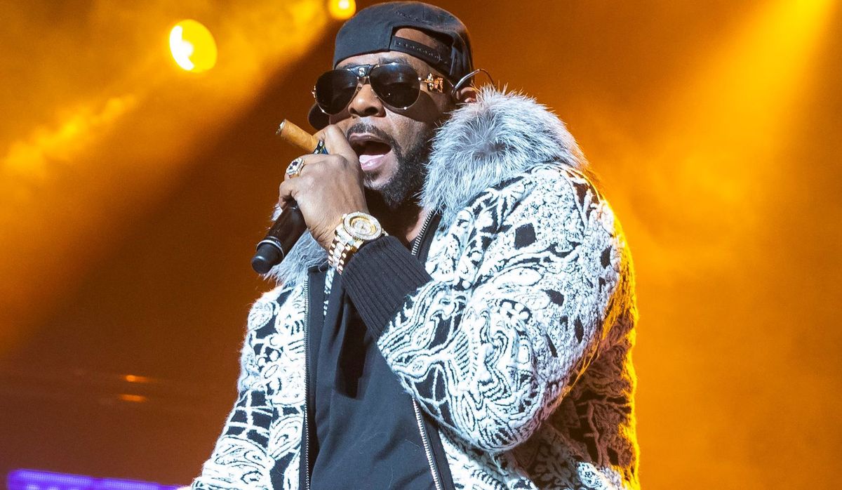 R. Kelly został skazany na 30 lat więzienia za przestępstwa seksualne. Joycelyn Savage, jedna z jego ofiar, twierdzi, że byli zaręczeni 