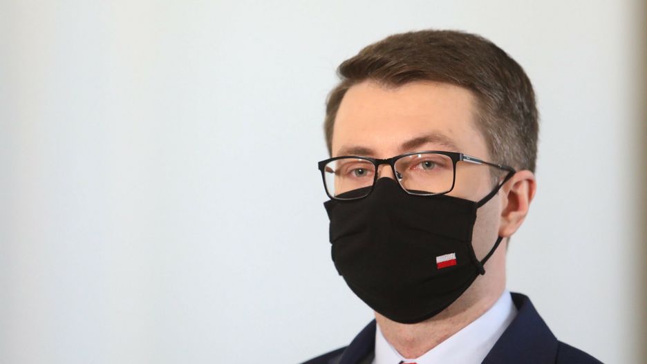 Konferencja Piotra Mullera i Waldemara Budy29.04.2021 Warszawa Konferencja rzecznika prasowego rzadu Piotra Mullera i sekretarza stanu w Ministerstwie Funduszy i Polityki Regionalnej Waldemara Budy   fot. Tomasz Jastrzebowski/REPORTER
n/z: Piotr MullerTomasz Jastrzebowski/REPORTER
