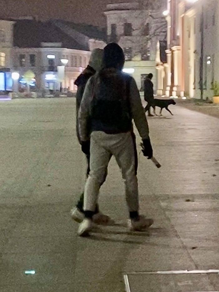 Oszust na Placu Litewskim w Lublinie udaje niewidomego