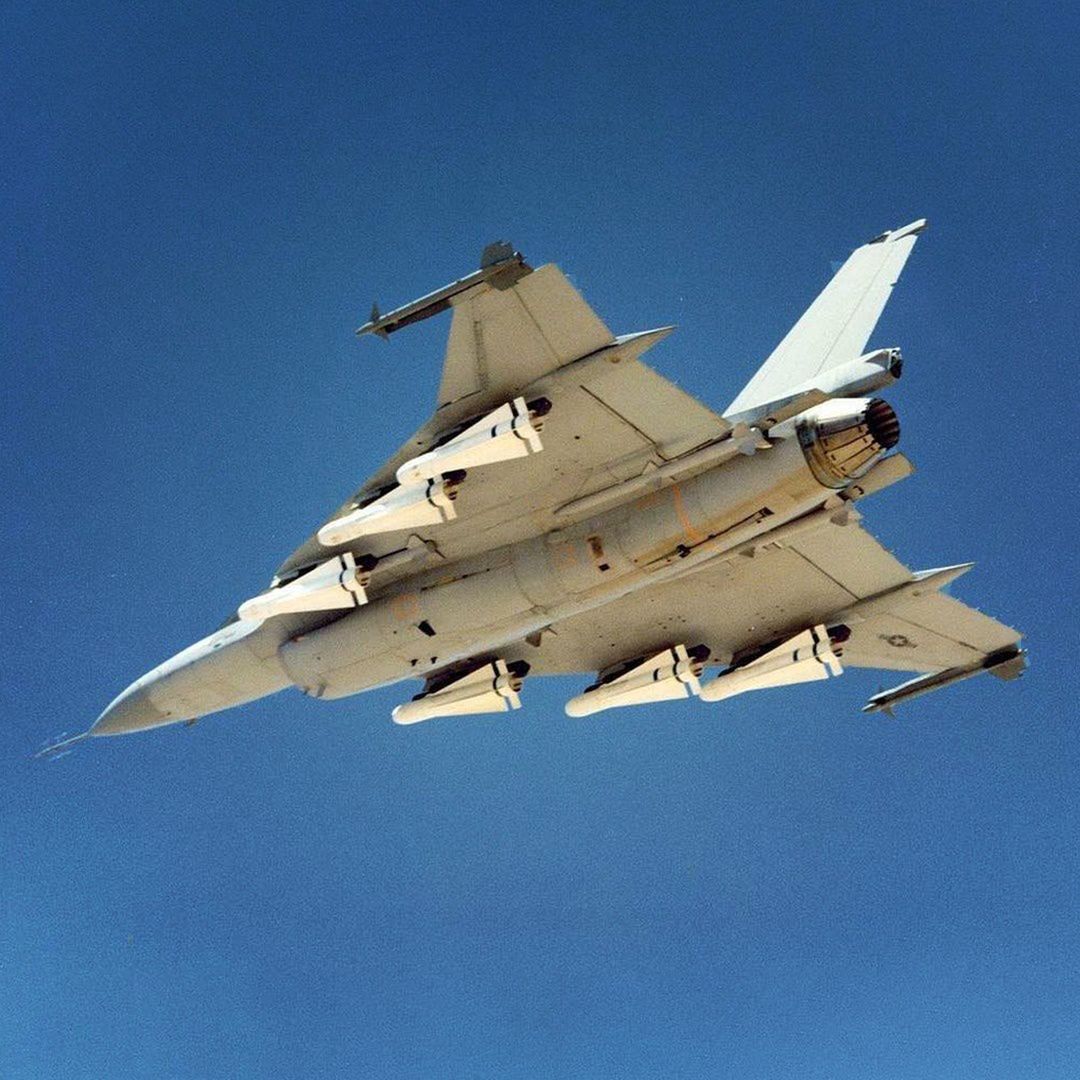 F-16 z sześcioma pociskami AGM-65 Maverick.