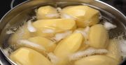 Dodaj dwie łyżki do gotujących się ziemniaków. Nie ściemnieją i nie rozpadną się