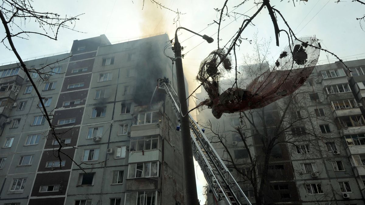 Russian missile strikes residential building in Zaporizhzhia
ZAPORIZHZHIA, UKRAINE - MARCH 22, 2023 - Residential high-rise buildings damaged by a Russian missile, Zaporizhzhia, southeastern Ukraine. 
Dostawca: PAP/UKRINFORM
Oleksii Kovaliov
Zaporizhzhia, State Emergency Service, Russian-Ukrainian war, Russian aggression, war in Ukraine, war, shelling, missile strike, missile attack, aftermath, debris, damage, destruction, agresja Rosji, atak, atak Rosji na Ukrain�, inwazja, inwazja rosyjska, konflikt zbrojny, ostrza�, rosyjska, rosyjski, sytuacja na Ukrainie, sytuacja w Ukrainie, Wojna na Ukrainie, wojna w Ukrainie, wok� Ukrainy, Zaporo�e, zniszczenia, domy, mieszkalne, obiekty cywilne, po�er, stra�acy