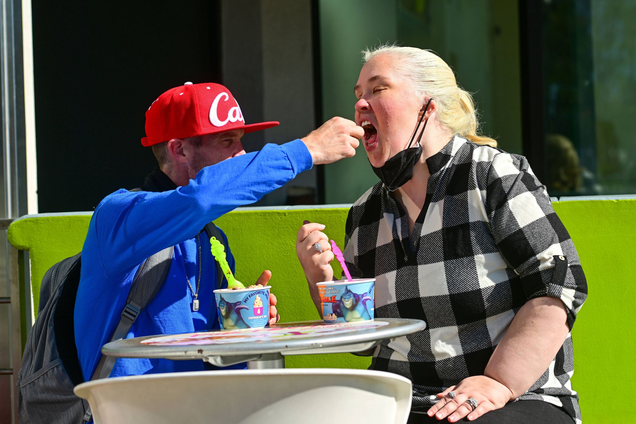 Mama June czule karmi swojego CHŁOPAKA KRYMINALISTĘ i jeździ z nim na karuzeli