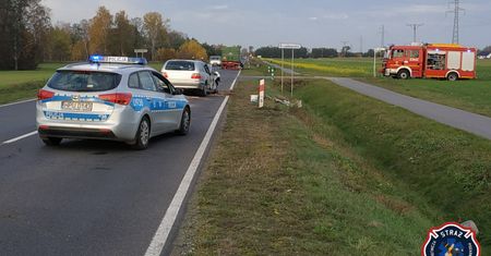 Wjechał w ciągnik z przyczepą. Kierowca mercedesa trafi przed sąd