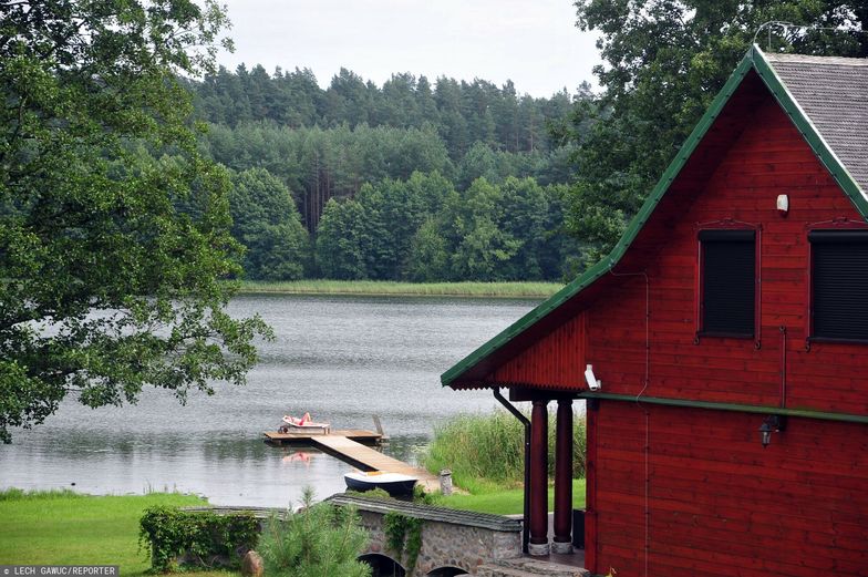 Domy letniskowe. Ile kosztują i na co uważać, by nie wpaść w pułapkę kosztów?