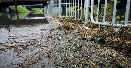 Ulewa w Lublinie. Bystrzyca zalała ścieżkę rowerową przy Dworku Grafa