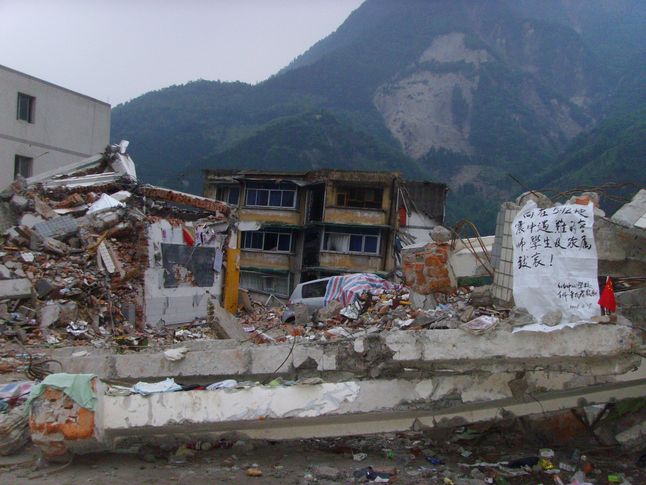Zniszczone budynki na skutek trzęsienia w Syczuanie.