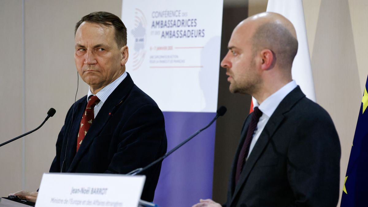 Polish Minister of Foreign Affairs Radoslaw Sikorski (L) listens to France's Minister for Europe and Foreign Affairs Jean-Noel Barrot (R) delivering a speech during the annual conference of French ambassadors at the International Conference Centre of the French Foreign Affairs ministry in Paris, France, 06 January 2025 (issued 07 January 2025). EPA/LUDOVIC MARIN / POOL MAXPPP OUT Dostawca: PAP/EPA.