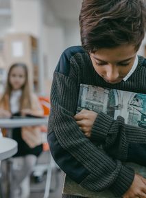 "Bity, kopany, obrażany". Interweniują u Czarnka w sprawie prześladowania