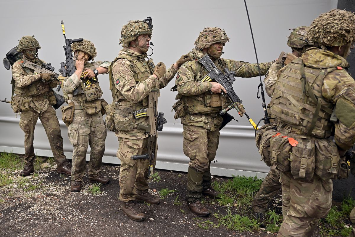 Raport służb wywiadowczych Estonii poświęca wiele uwagi bezpieczeństwu militarnemu kraju. Żołnierze estońscy uczestniczą, wraz z wojskiem ze wschodniej flanki NATO, w ćwiczeniach sojuszu