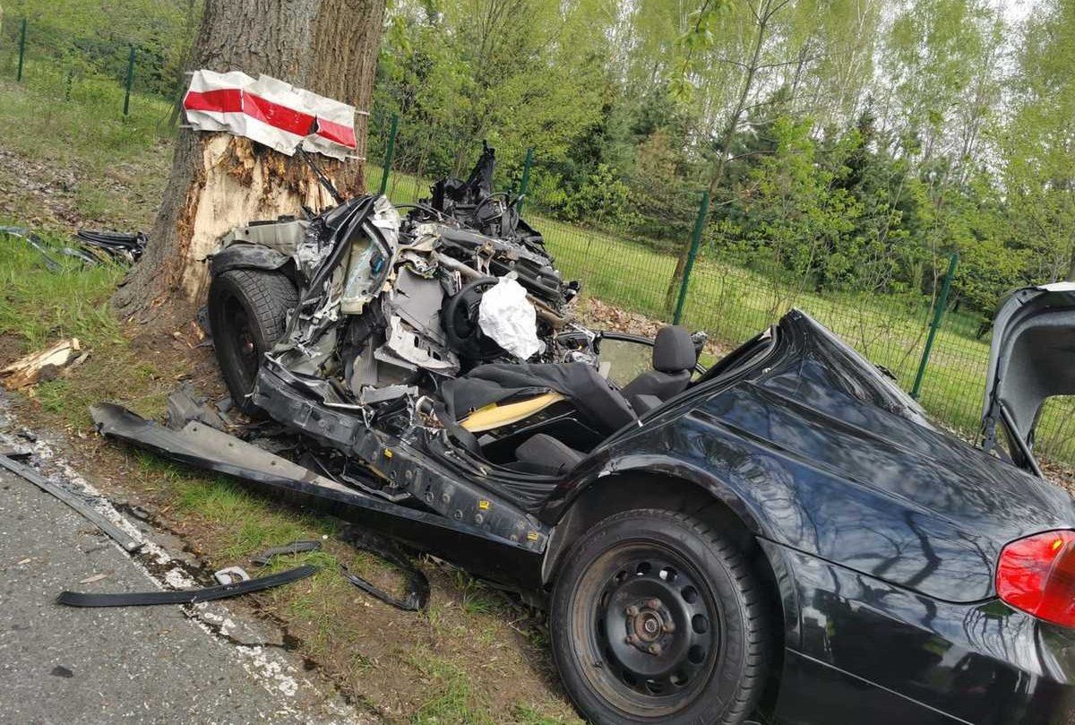 Śmiertelny wypadek w Mikołowie. Nie żyje kierowca BMW, który rozbił auto o drzewo. fot. KPP Mikołów