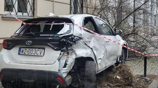 Warszawa: Pijany 21-letni kierowca wjechał Mercedesem w zaparkowane auto na Wilczej. Pojazd uderzył w drzewo i zawisł na pniu. Kierowca miał ponad 1,7 promila