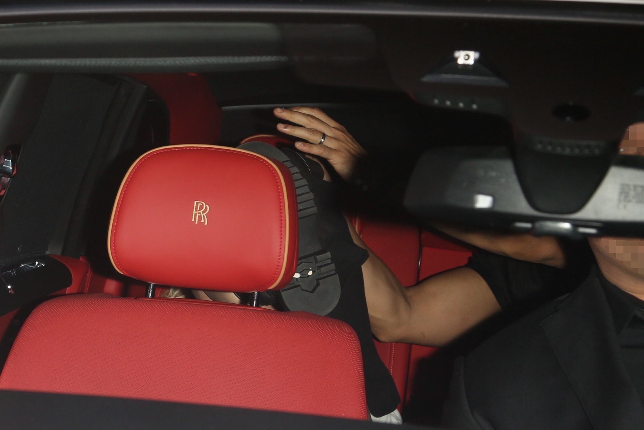 Britney Spears i Sam Asghari uciekają przed paparazzi w białym Rolls Roycie 