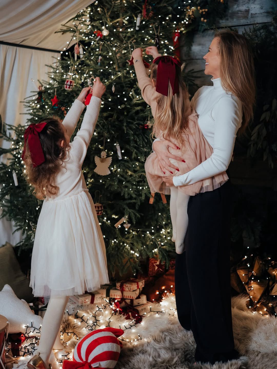 Agnieszka Kaczorowska ubiera choinkę z cókami