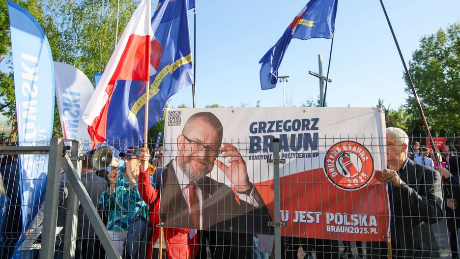 Warszawa, 28.04.2025. Wybory Prezydenta RP 2025 - kampania. Zwolennicy kandydata w zbliżających się wyborach prezydenta RP, europosła Grzegorza Brauna przed debatą prezydencką "Super Expressu", 28 bm. w Studio ZPR Media w Warszawie. (sko/mr) PAP/Rafał Guz