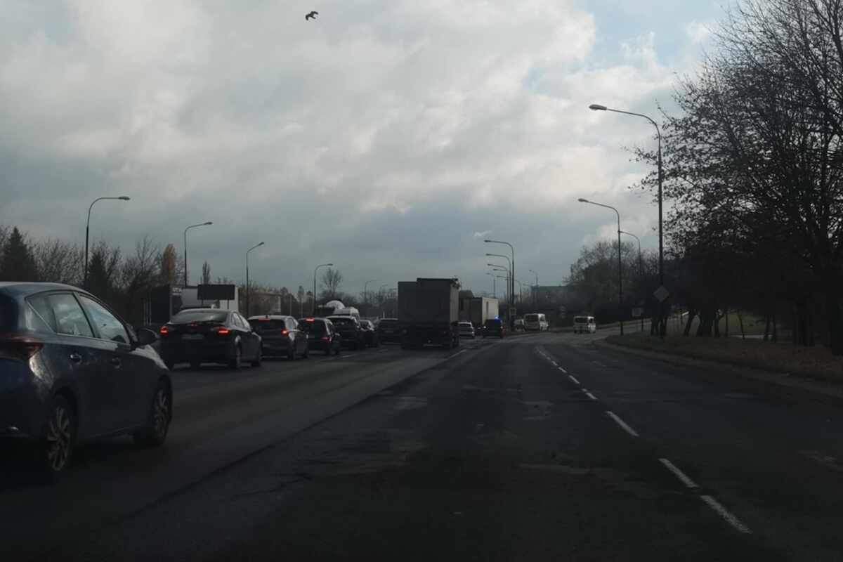 Scania uderzyła w tył busa do przewozu osób niepełnosprawnych na al. Tysiąclecia