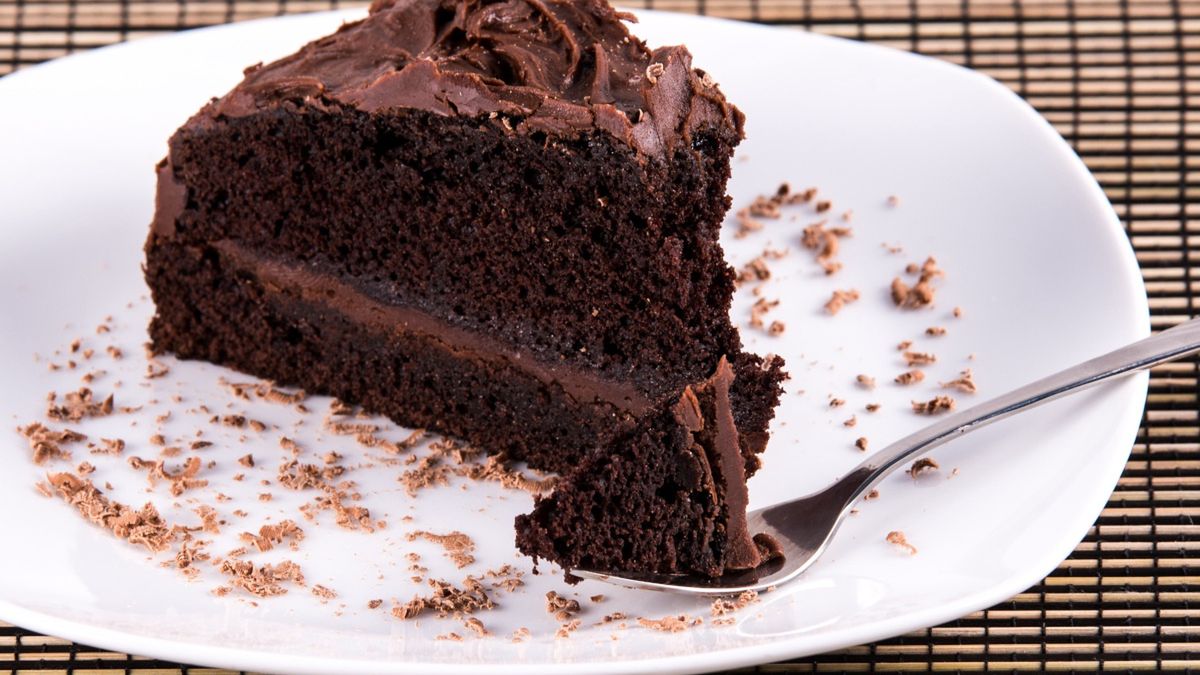 Ciasto czekoladowe na białym talerzyku