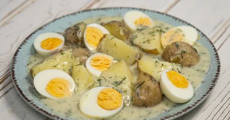 Tylko kilka składników i ekspresowe wykonanie. Nasz przepis dnia na jajka w sosie koperkowym nie zawodzi