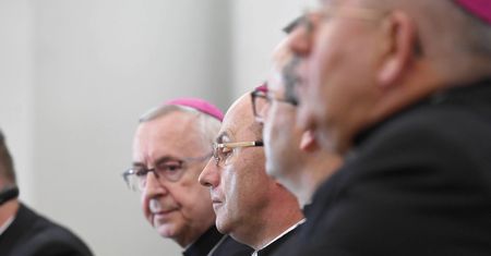 Koronawirus. Poseł Lewicy chce od Kościoła 100 mln na walkę z pandemią