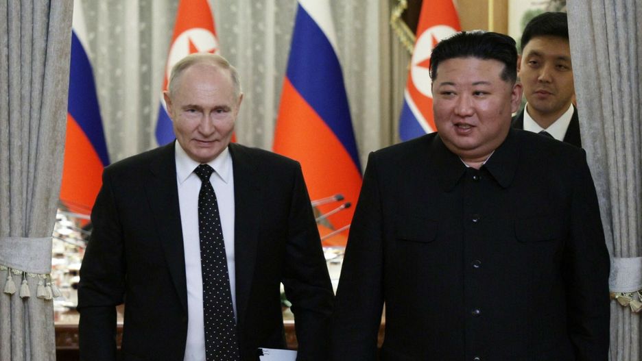 Wizyta Putina w Korei P�?nocnej
In this pool photograph distributed by the Russian state agency Sputnik, Russian President Vladimir Putin (L) and North Korea's leader Kim Jong Un arrive for a meeting at Kumsusan state residence in Pyongyang on June 19, 2024.  (Photo by Gavriil Grigorov / POOL / AFP) / -- Editor's note : this image is distributed by the Russian state owned agency Sputnik -
GAVRIIL GRIGOROV