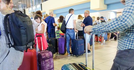 Bagaże zostawione na lotnisku. "Pasażerowie piją alkohol i odlatują"