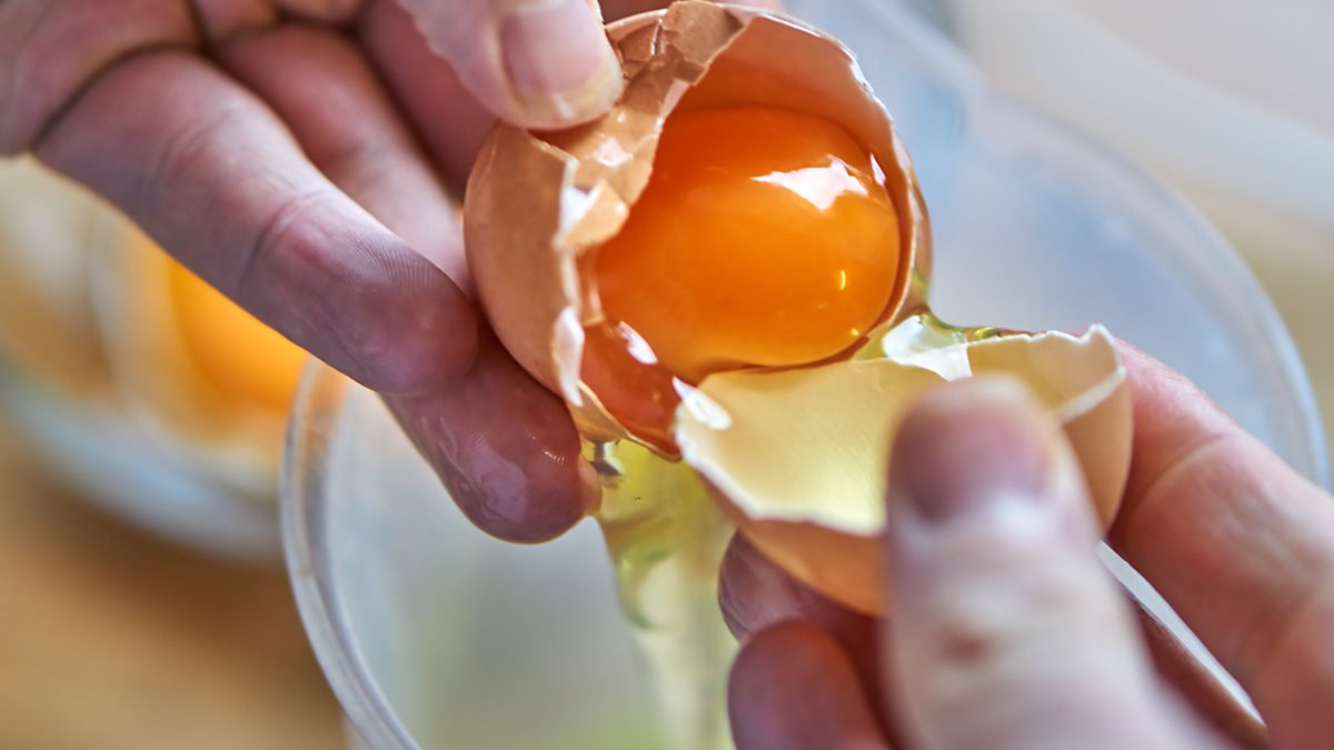 EggSeparate egg yolks and egg whitesTomekbudujedomek