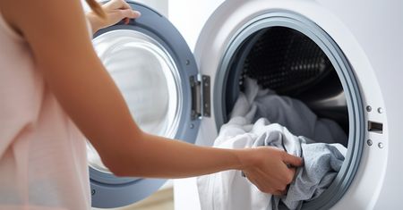 Zostawiasz otwarte drzwi po praniu? Przestań jak najszybciej